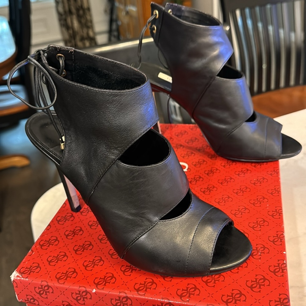 Guess Ollay Corset Cut Out Tie Heels
Black Leather Sandals Size 8 - Picture 5 of 8